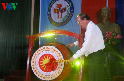 Deputy PM attends new school year opening ceremony of Vietnam-Laos Friendship School - ảnh 2